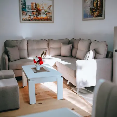 Bloom Villa&apartments アパート ティラナ